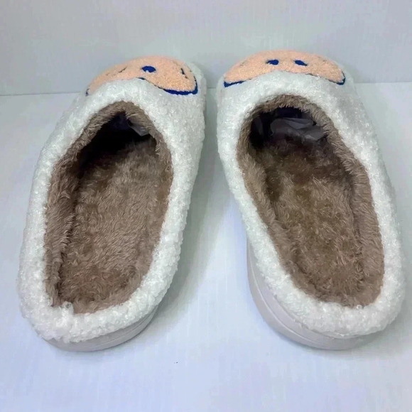 😊”Happy Face Slippers” NWT Nordic Peace White w/ Tan Faux Size 9/10😊 - Picture 4 of 12